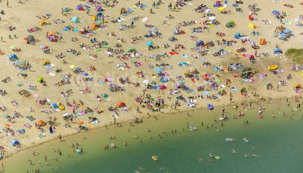 Haltern am See von oben - Massenandrang von Badegästen am Sandstrand des Ufer zum Silbersee in Haltern am See im Bundesland Nordrhein-Westfalen