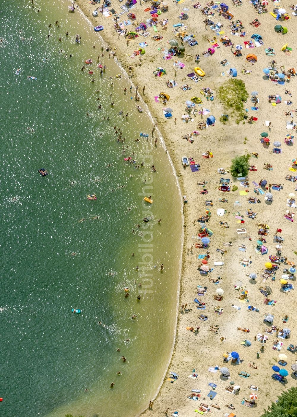 Haltern am See aus der Vogelperspektive: Massenandrang von Badegästen am Sandstrand des Ufer zum Silbersee in Haltern am See im Bundesland Nordrhein-Westfalen