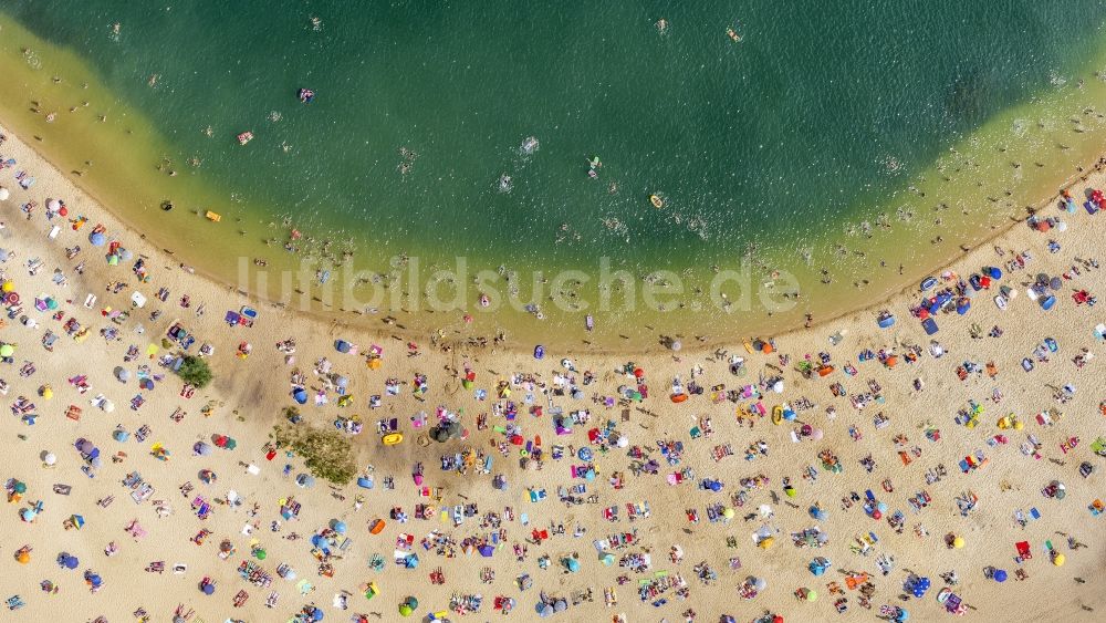 Luftbild Haltern am See - Massenandrang von Badegästen am Sandstrand des Ufer zum Silbersee in Haltern am See im Bundesland Nordrhein-Westfalen