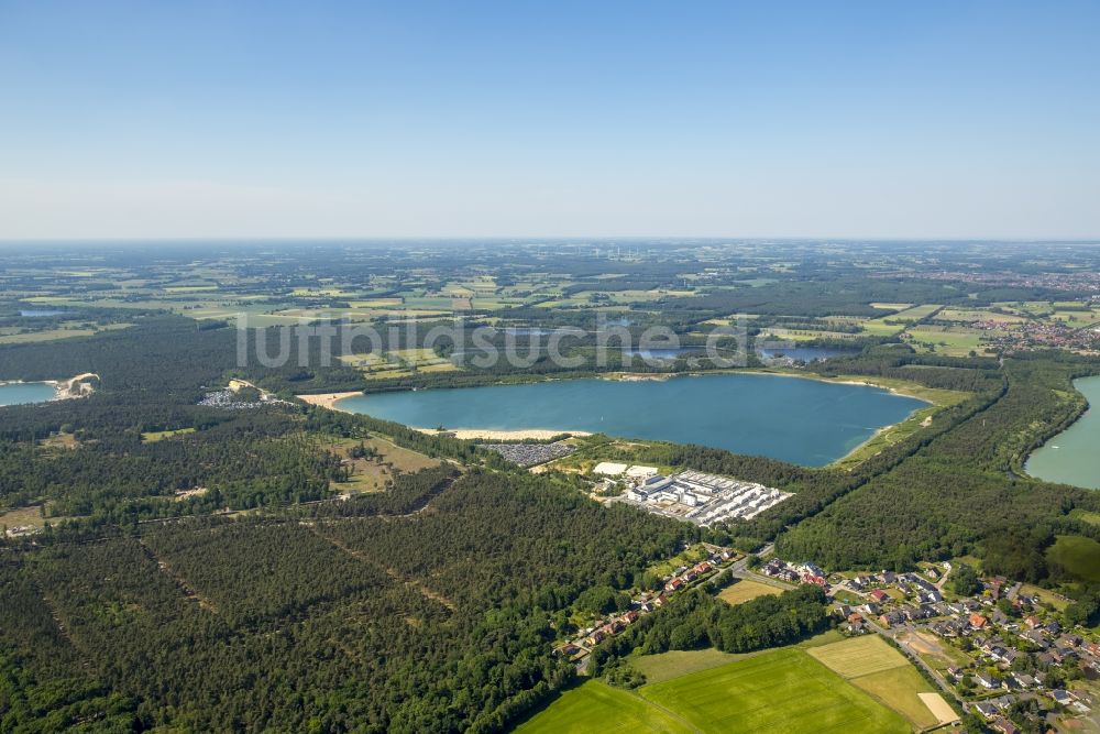 Haltern am See aus der Vogelperspektive: Massenandrang von Badegästen am Sandstrand des Ufer zum Silbersee in Haltern am See im Bundesland Nordrhein-Westfalen