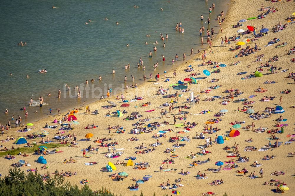 Luftaufnahme Haltern am See - Massenandrang von Badegästen am Sandstrand des Ufer zum Silbersee in Haltern am See im Bundesland Nordrhein-Westfalen