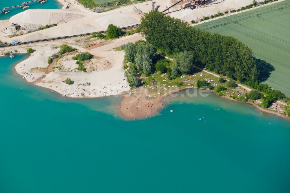 Rosdorf aus der Vogelperspektive: Massenandrang von Badegästen an Strand und Uferbereich des Sees Baggersee in Rosdorf im Bundesland Niedersachsen, Deutschland