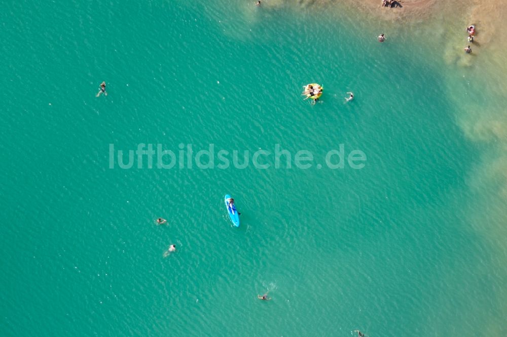 Luftbild Rosdorf - Massenandrang von Badegästen an Strand und Uferbereich des Sees Baggersee in Rosdorf im Bundesland Niedersachsen, Deutschland