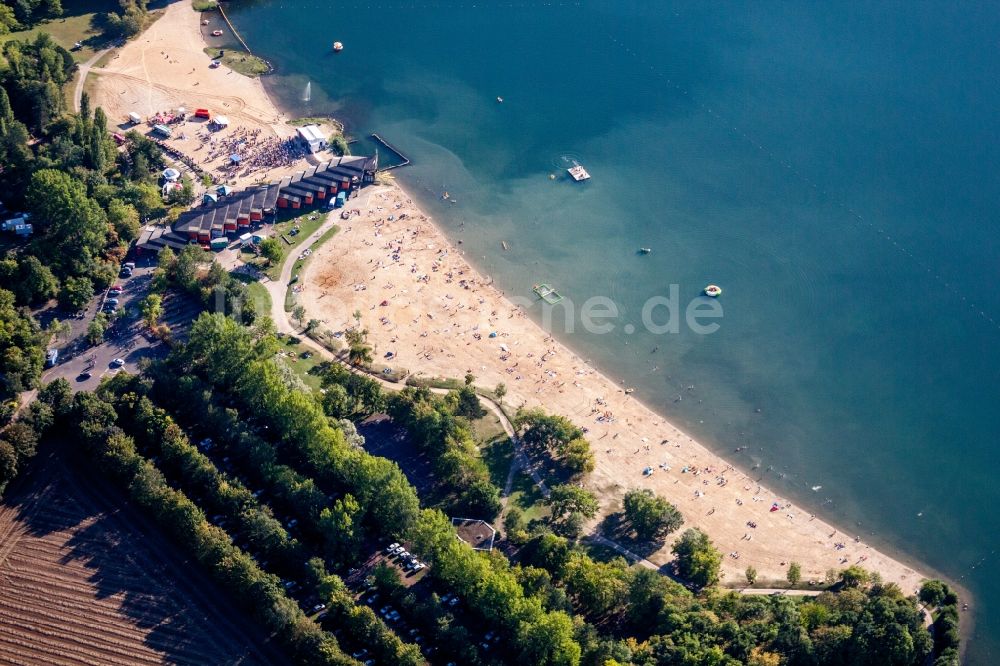 Düren von oben - Massenandrang von Badegästen an Strand und Uferbereich des Sees Düren-Gürzenich in Düren im Bundesland Nordrhein-Westfalen