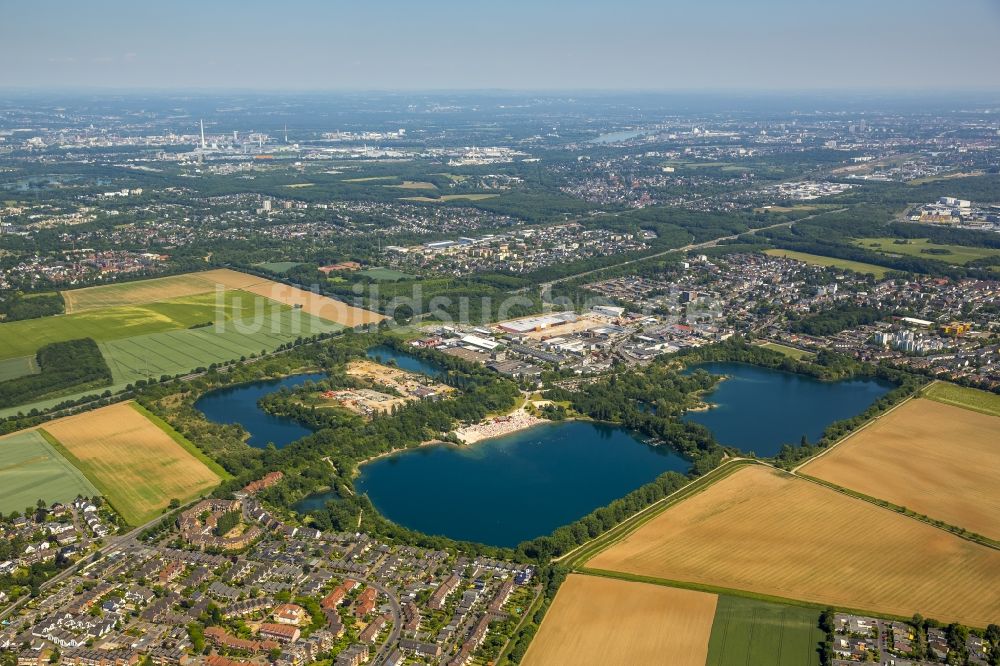 Luftbild Köln - Massenandrang von Badegästen an Strand und Uferbereich des Sees Escher See in Köln im Bundesland Nordrhein-Westfalen