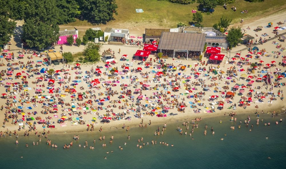 Luftaufnahme Köln - Massenandrang von Badegästen an Strand und Uferbereich des Sees Escher See in Köln im Bundesland Nordrhein-Westfalen