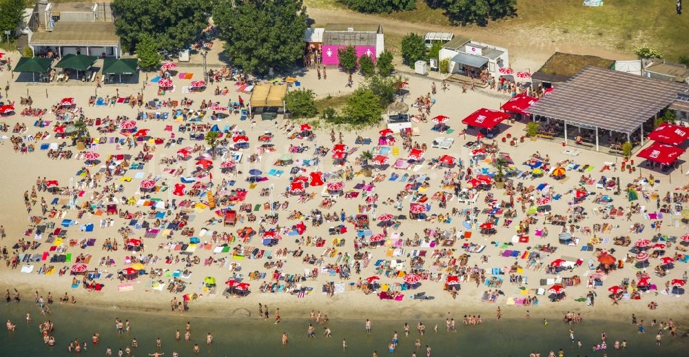 Köln von oben - Massenandrang von Badegästen an Strand und Uferbereich des Sees Escher See in Köln im Bundesland Nordrhein-Westfalen