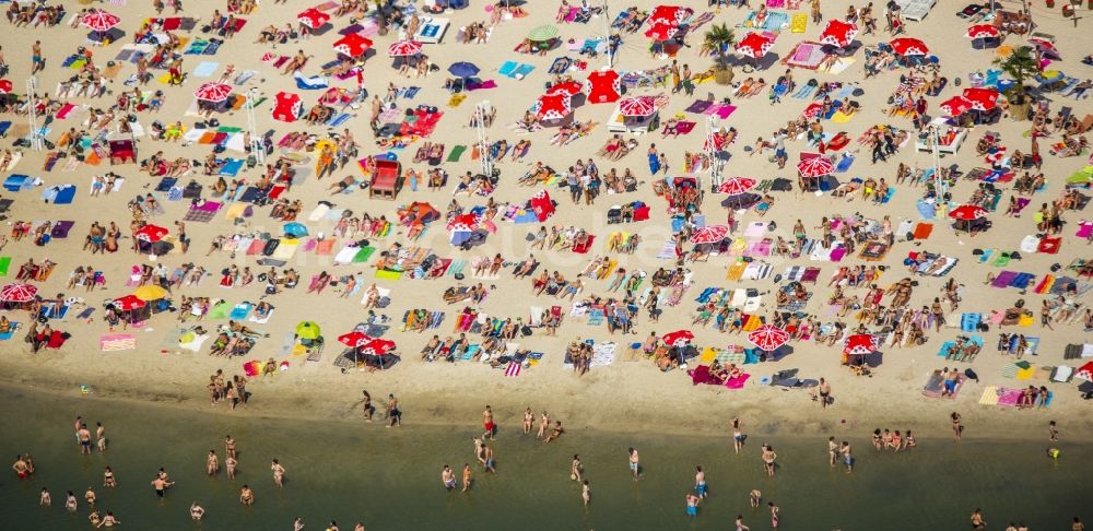 Köln aus der Vogelperspektive: Massenandrang von Badegästen an Strand und Uferbereich des Sees Escher See in Köln im Bundesland Nordrhein-Westfalen