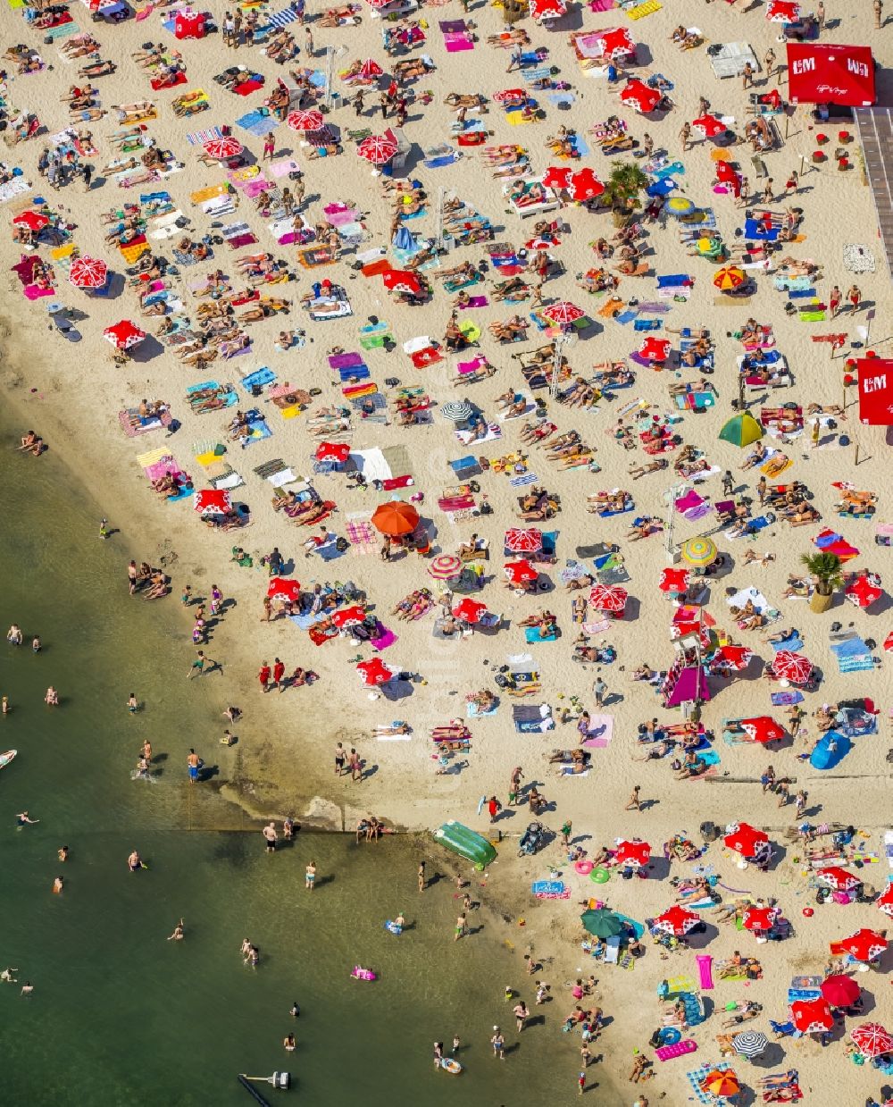 Luftbild Köln - Massenandrang von Badegästen an Strand und Uferbereich des Sees Escher See in Köln im Bundesland Nordrhein-Westfalen