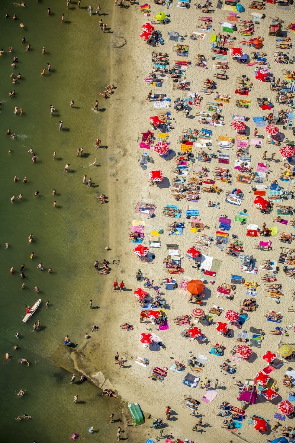 Luftaufnahme Köln - Massenandrang von Badegästen an Strand und Uferbereich des Sees Escher See in Köln im Bundesland Nordrhein-Westfalen