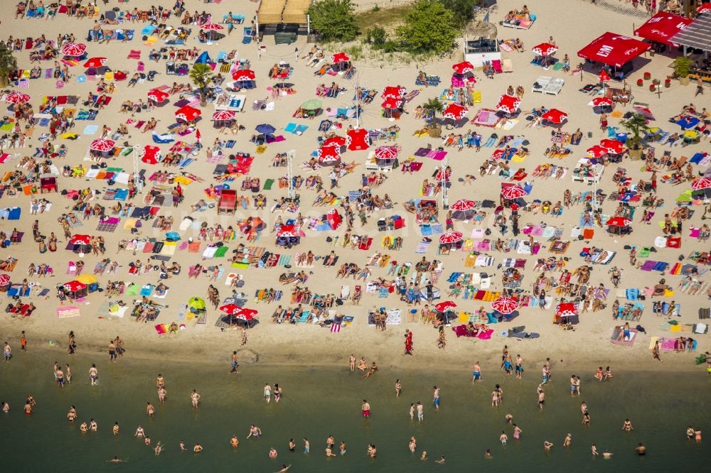 Köln von oben - Massenandrang von Badegästen an Strand und Uferbereich des Sees Escher See in Köln im Bundesland Nordrhein-Westfalen