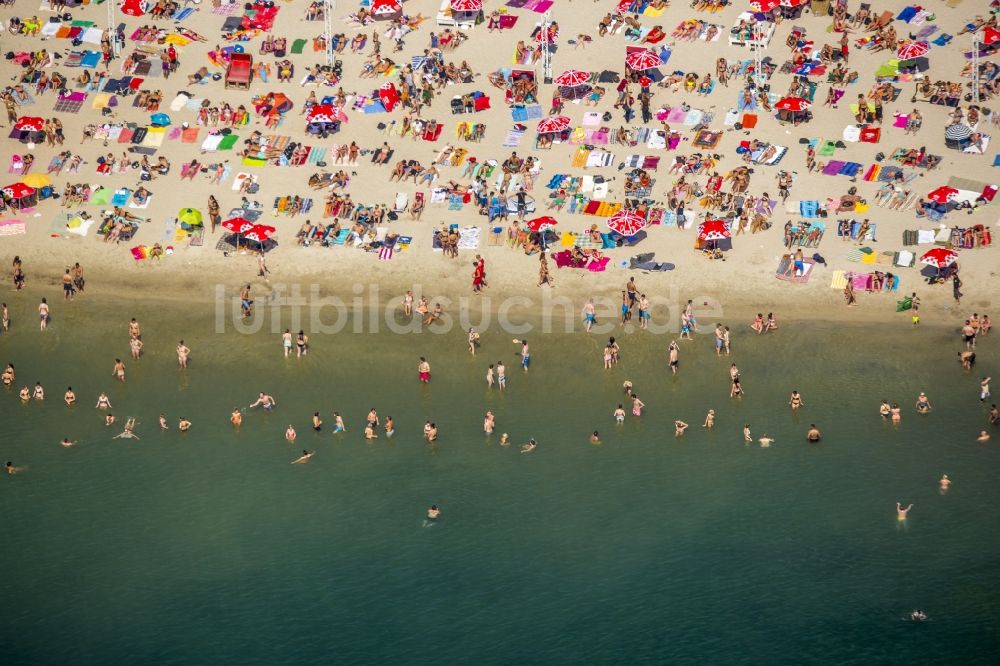 Köln aus der Vogelperspektive: Massenandrang von Badegästen an Strand und Uferbereich des Sees Escher See in Köln im Bundesland Nordrhein-Westfalen