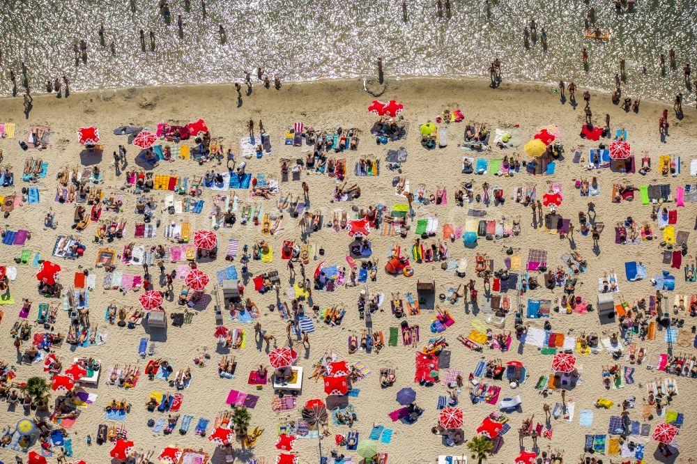 Luftbild Köln - Massenandrang von Badegästen an Strand und Uferbereich des Sees Escher See in Köln im Bundesland Nordrhein-Westfalen