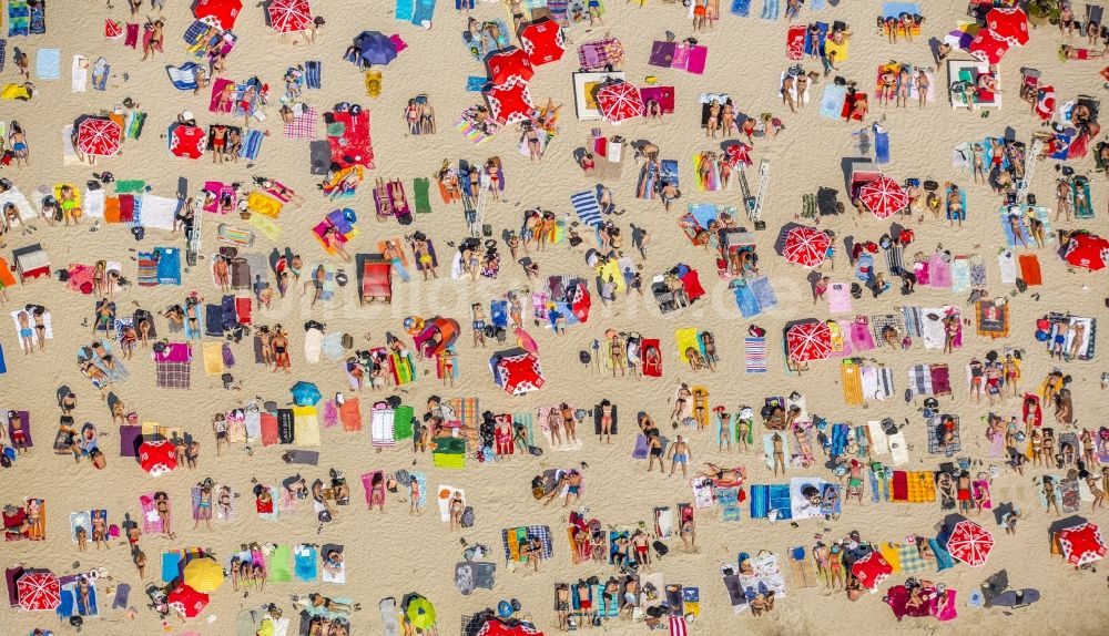 Köln aus der Vogelperspektive: Massenandrang von Badegästen an Strand und Uferbereich des Sees Escher See in Köln im Bundesland Nordrhein-Westfalen