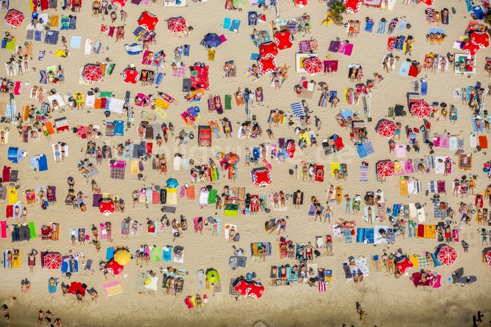 Luftbild Köln - Massenandrang von Badegästen an Strand und Uferbereich des Sees Escher See in Köln im Bundesland Nordrhein-Westfalen