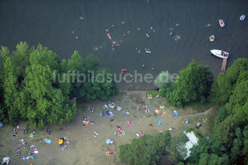 Berlin aus der Vogelperspektive: Massenandrang von Badegästen an Strand und Uferbereich des Sees Müggelsee am Müggelschloßchenweg in Berlin