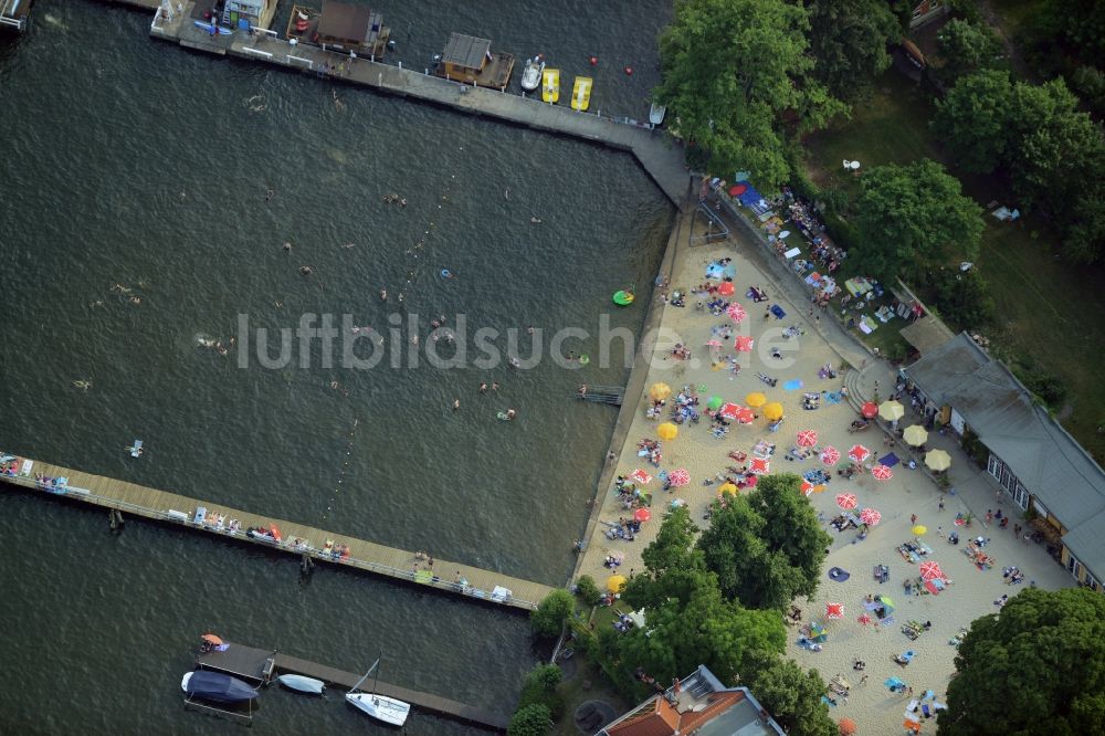 Luftaufnahme Berlin - Massenandrang von Badegästen an Strand und Uferbereich des Sees Müggelsee am Seebad Friedrichshagen in Berlin