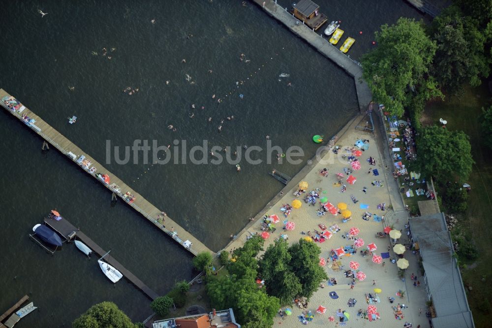 Berlin von oben - Massenandrang von Badegästen an Strand und Uferbereich des Sees Müggelsee am Seebad Friedrichshagen in Berlin