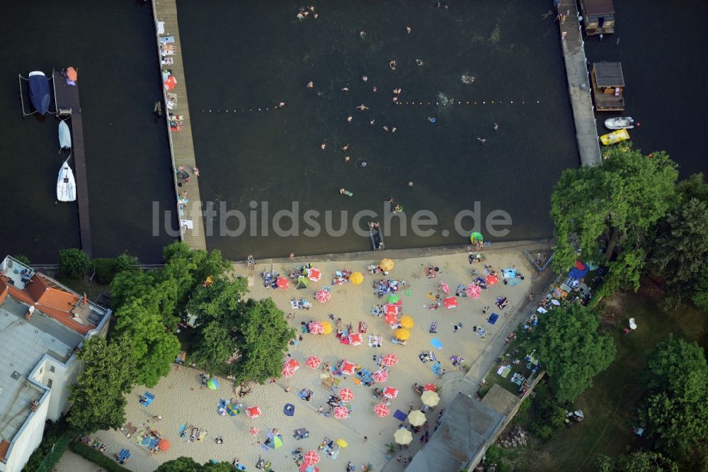 Berlin aus der Vogelperspektive: Massenandrang von Badegästen an Strand und Uferbereich des Sees Müggelsee am Seebad Friedrichshagen in Berlin