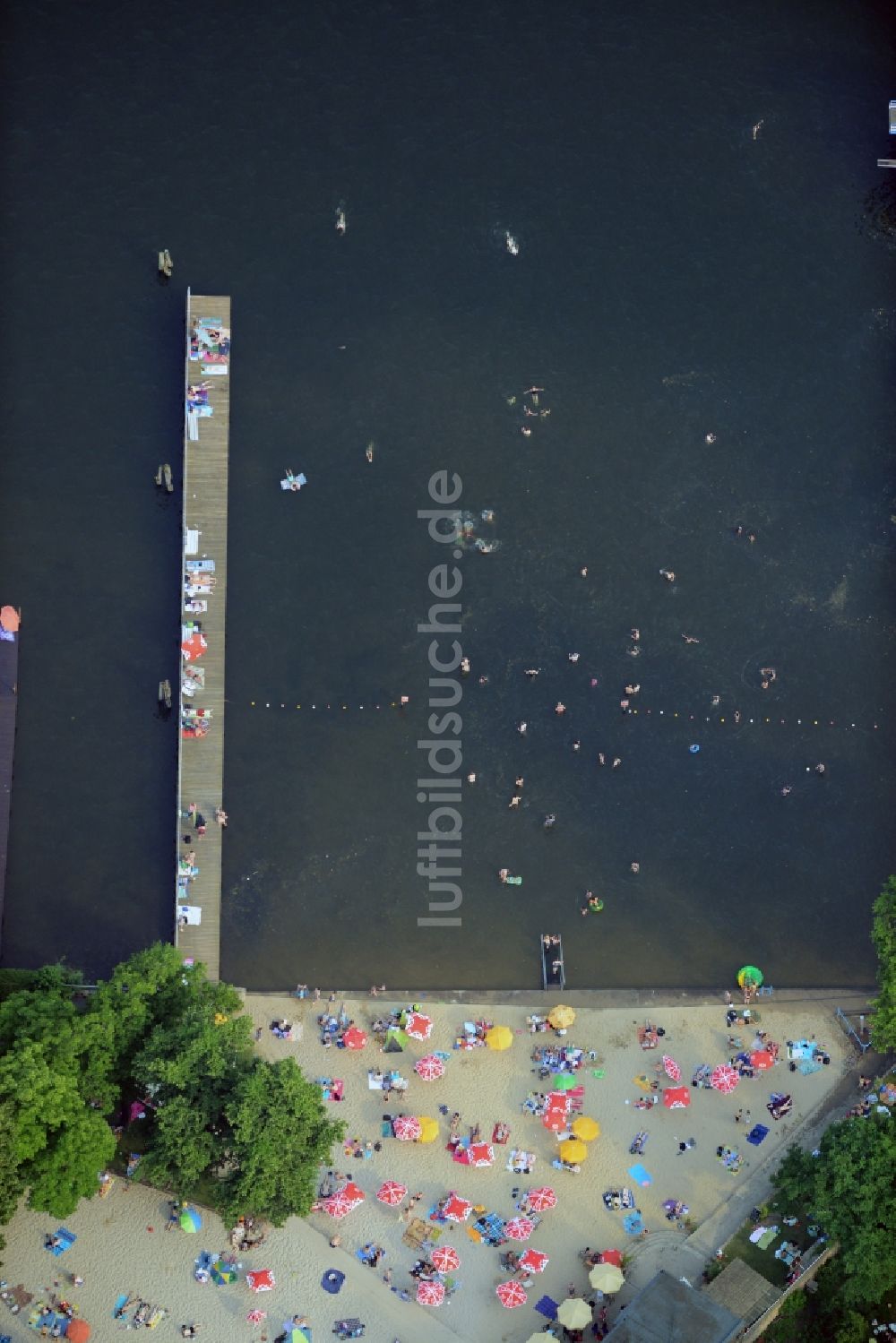 Luftbild Berlin - Massenandrang von Badegästen an Strand und Uferbereich des Sees Müggelsee am Seebad Friedrichshagen in Berlin