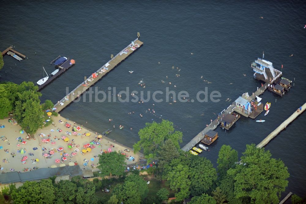 Luftaufnahme Berlin - Massenandrang von Badegästen an Strand und Uferbereich des Sees Müggelsee am Seebad Friedrichshagen in Berlin