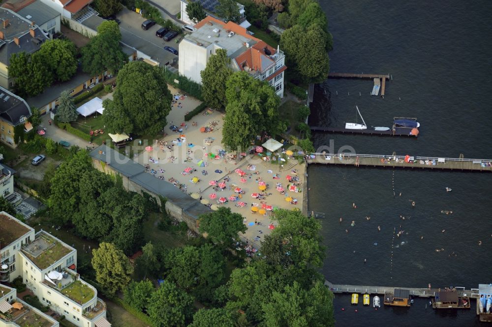 Berlin von oben - Massenandrang von Badegästen an Strand und Uferbereich des Sees Müggelsee am Seebad Friedrichshagen in Berlin