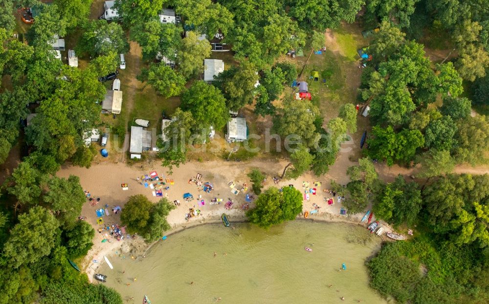 Luftaufnahme Boeker Mühle - Massenandrang von Badegästen an Strand und Uferbereich des Sees Müritz in Boeker Mühle im Bundesland Mecklenburg-Vorpommern