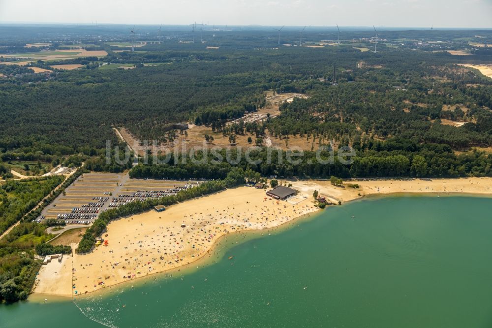 Haltern am See aus der Vogelperspektive: Massenandrang von Badegästen an Strand und Uferbereich des Sees Silbersee II im Ortsteil Sythen in Haltern am See im Bundesland Nordrhein-Westfalen, Deutschland