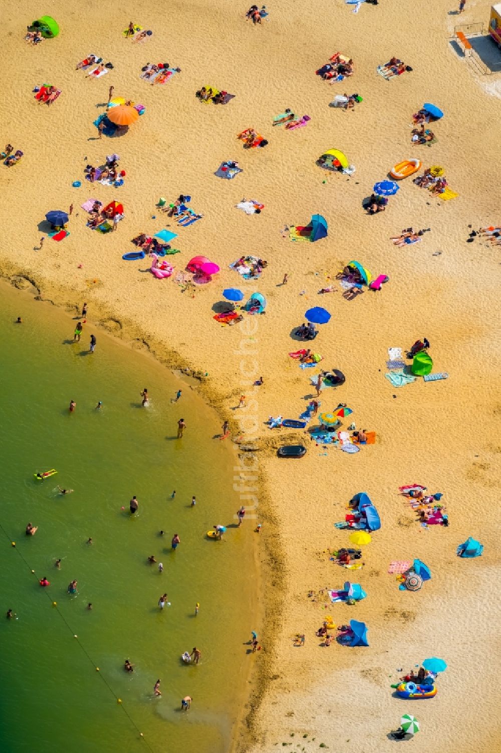 Luftbild Haltern am See - Massenandrang von Badegästen an Strand und Uferbereich des Sees Silbersee II im Ortsteil Sythen in Haltern am See im Bundesland Nordrhein-Westfalen, Deutschland