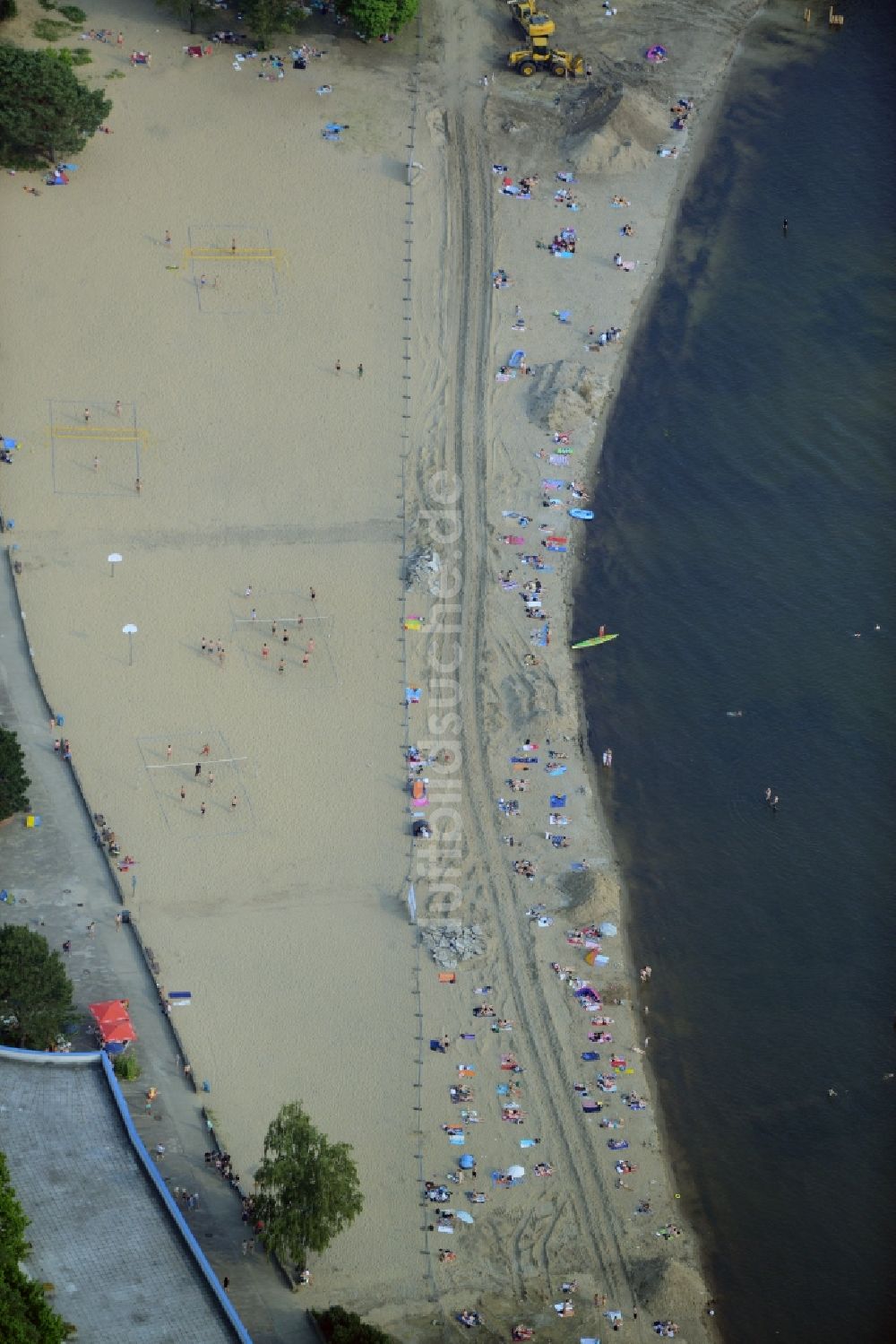 Berlin von oben - Massenandrang von Badegästen an Strand und Uferbereich des Sees am Strandbad Müggelsee in Berlin