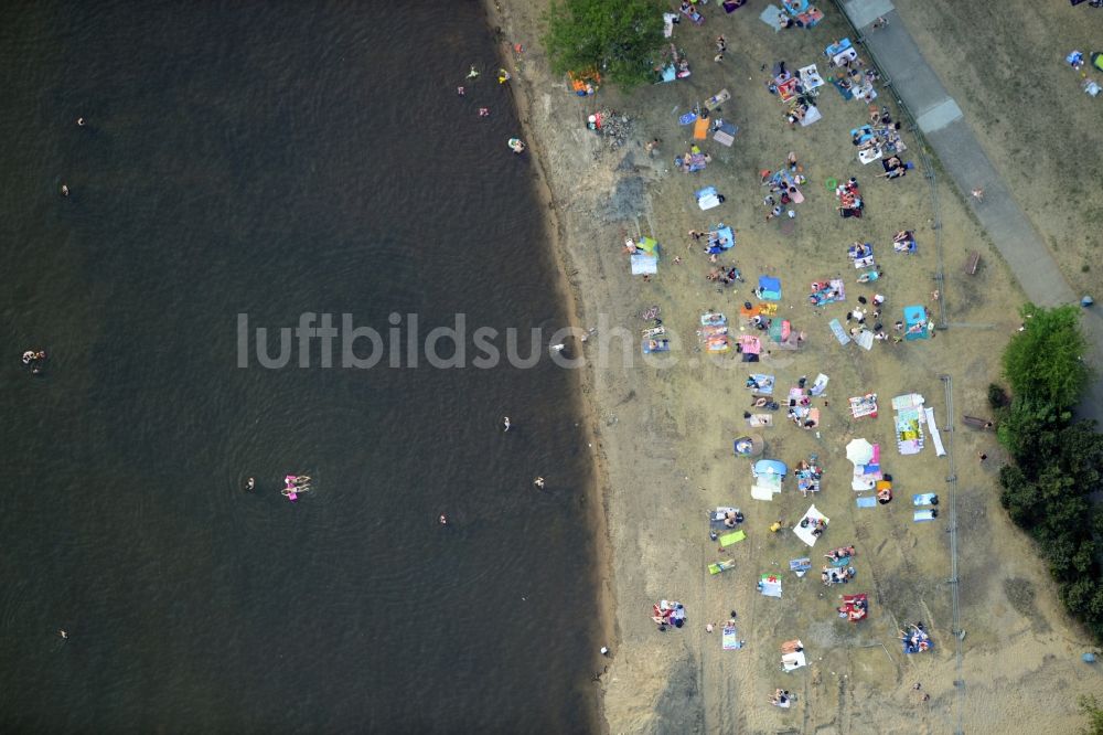 Berlin von oben - Massenandrang von Badegästen an Strand und Uferbereich des Sees am Strandbad Müggelsee in Berlin