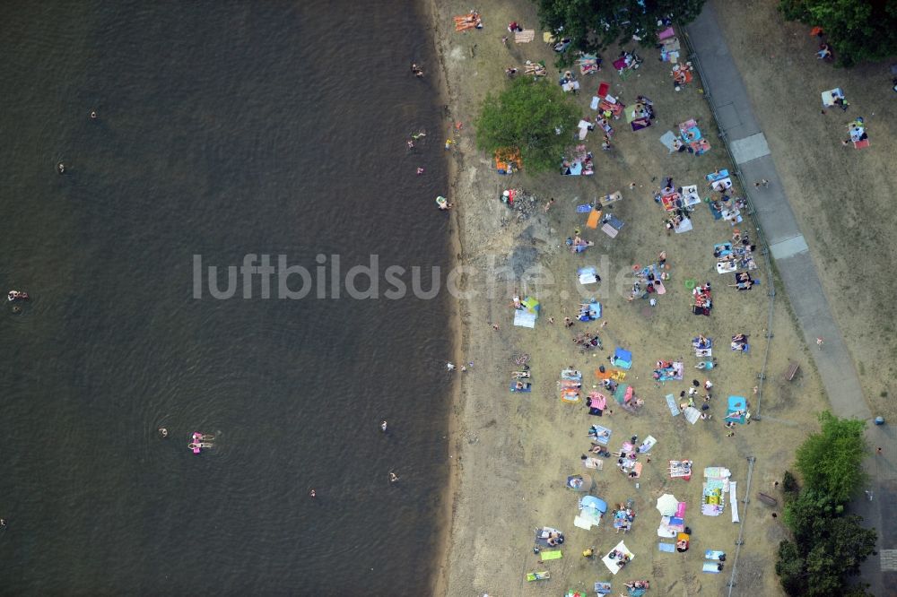 Berlin aus der Vogelperspektive: Massenandrang von Badegästen an Strand und Uferbereich des Sees am Strandbad Müggelsee in Berlin