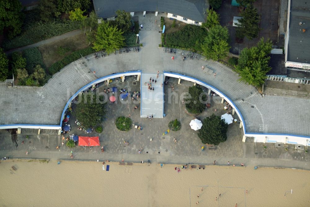 Berlin aus der Vogelperspektive: Massenandrang von Badegästen an Strand und Uferbereich des Sees am Strandbad Müggelsee in Berlin