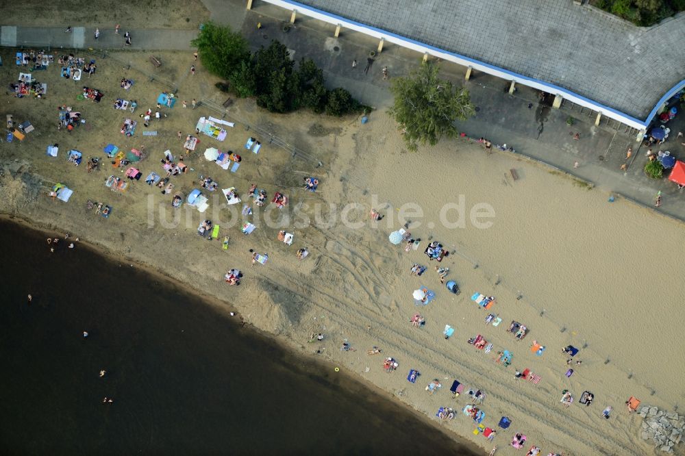 Luftbild Berlin - Massenandrang von Badegästen an Strand und Uferbereich des Sees am Strandbad Müggelsee in Berlin