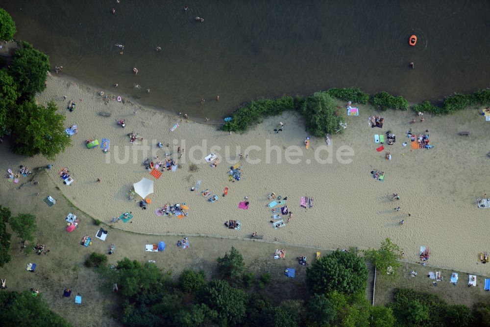 Berlin von oben - Massenandrang von Badegästen an Strand und Uferbereich des Sees am Strandbad Müggelsee in Berlin