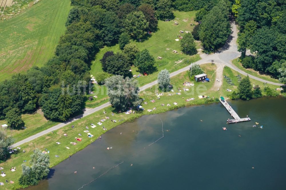 Friedland von oben - Massenandrang von Badegästen an Strand und Uferbereich des Sees Wendebachstausee in Friedland im Bundesland Niedersachsen