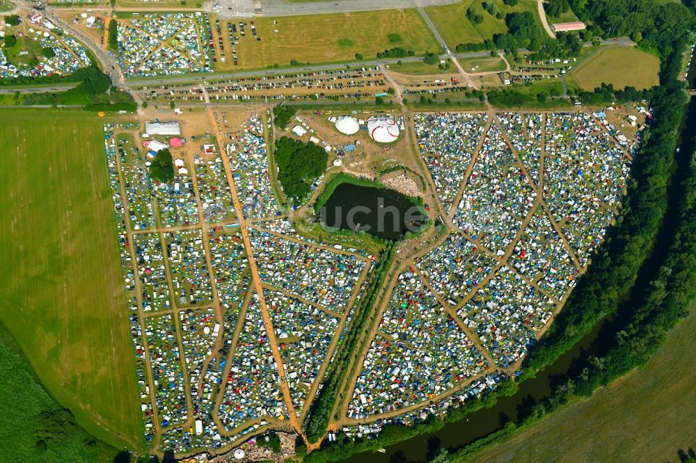 Lärz von oben - Massenandrang der Besucher des Fusion Festival am Flugplatz Lärz - Rechlin in Lärz im Bundesland Mecklenburg-Vorpommern, Deutschland