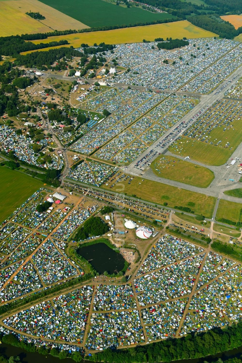 Luftaufnahme Lärz - Massenandrang der Besucher des Fusion Festival am Flugplatz Lärz - Rechlin in Lärz im Bundesland Mecklenburg-Vorpommern, Deutschland