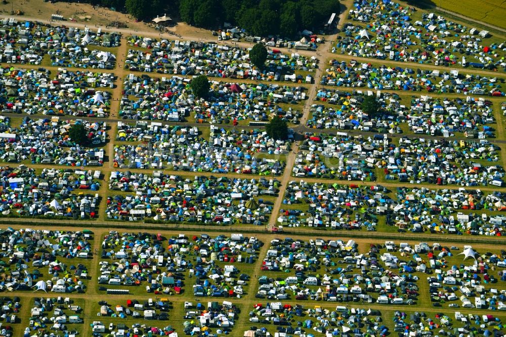 Luftaufnahme Lärz - Massenandrang der Besucher des Fusion Festival am Flugplatz Lärz - Rechlin in Lärz im Bundesland Mecklenburg-Vorpommern, Deutschland