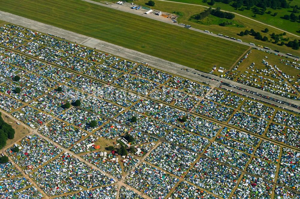 Lärz aus der Vogelperspektive: Massenandrang der Besucher des Fusion Festival am Flugplatz Lärz - Rechlin in Lärz im Bundesland Mecklenburg-Vorpommern, Deutschland