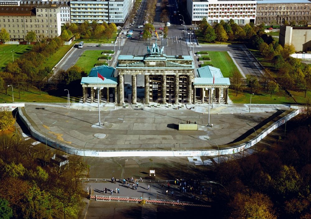 Luftbild Berlin - Mauer am Brandenburger Tor am Pariser Platz - Unter den Linden im Ortsteil Mitte in Berlin, Deutschland