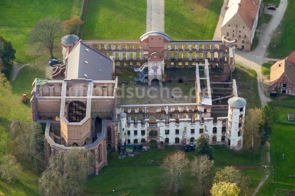 Dargun von oben - Mauern der Kloster- und Schlossanlage Dargun im Bundesland Mecklenburg-Vorpommern