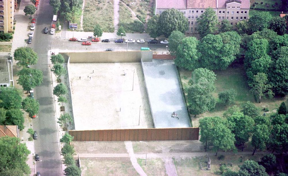 Luftbild Berlin-Prenzlauer-Berg - Mauerpark an der Bernauer Straße in Berlin-Prenzlauer-Berg.