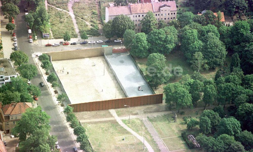 Luftaufnahme Berlin-Prenzlauer-Berg - Mauerpark an der Bernauer Straße in Berlin-Prenzlauer-Berg.