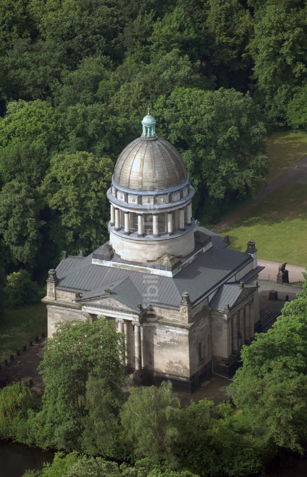 Dessau von oben - Mausoleum im Georgium in Dessau