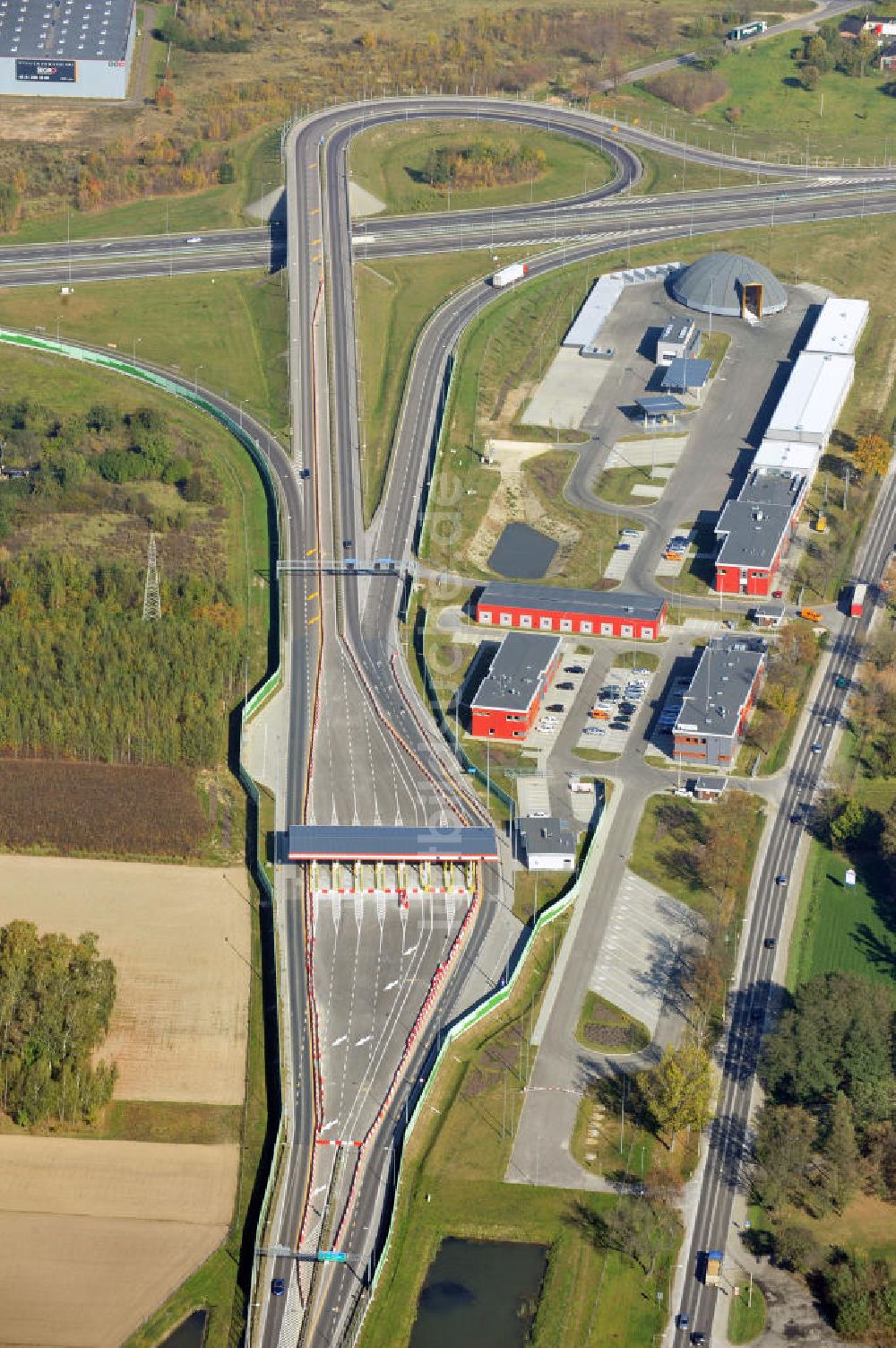 Strickau / Strykow aus der Vogelperspektive: Mautstelle an der Autobahnzufahrt und Autobahnabfahrt zur neu gebauten Europastraße E30 / A2 bei Strykow in Polen