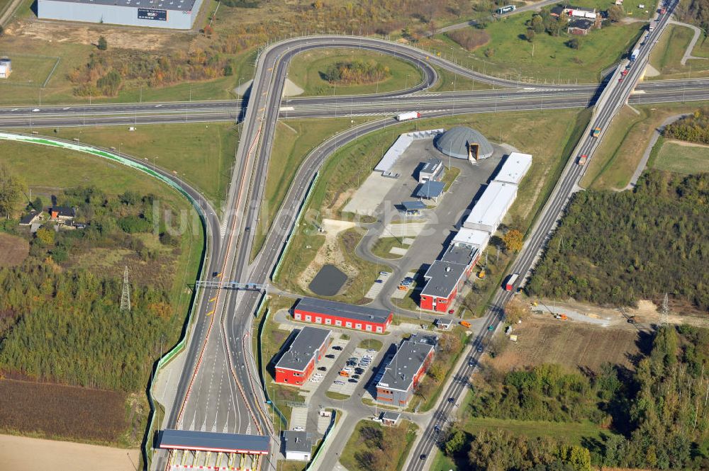 Luftaufnahme Strickau / Strykow - Mautstelle an der Autobahnzufahrt und Autobahnabfahrt zur neu gebauten Europastraße E30 / A2 bei Strykow in Polen