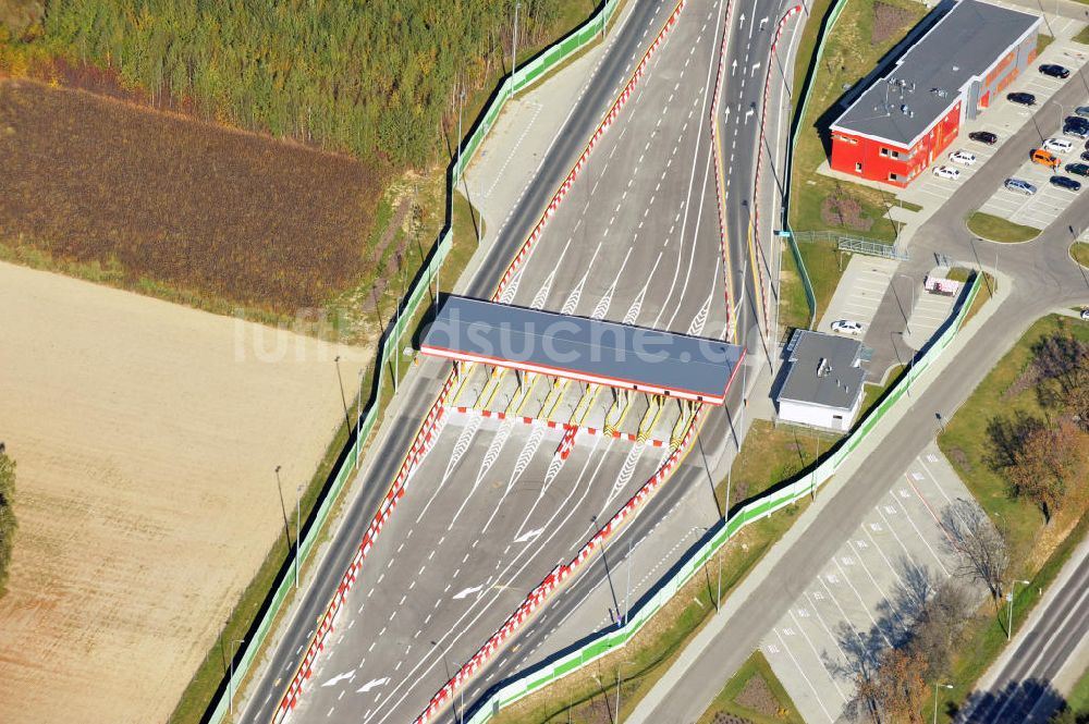 Strickau / Strykow von oben - Mautstelle an der Autobahnzufahrt und Autobahnabfahrt zur neu gebauten Europastraße E30 / A2 bei Strykow in Polen