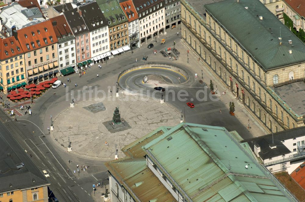 München aus der Vogelperspektive: Max Joseph Platz mit Nationaltheater, Königsbau der Residenz und Denkmal für Max I. Joseph