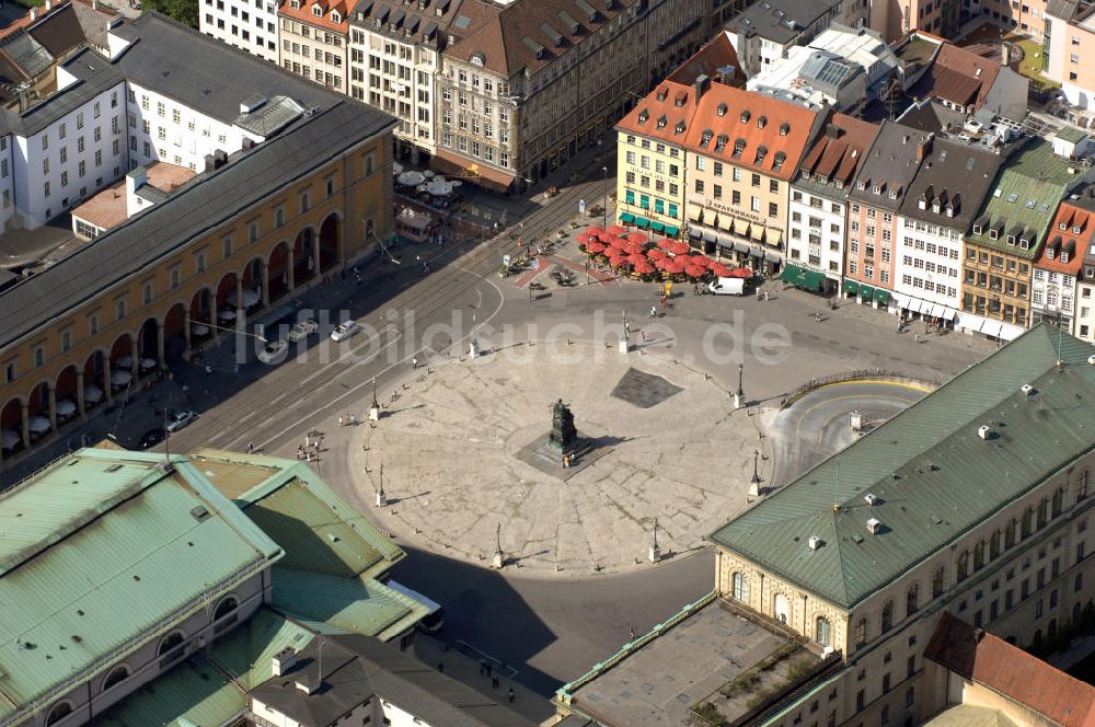 Luftbild München - Max Joseph Platz mit Nationaltheater, Königsbau der Residenz und Denkmal für Max I. Joseph